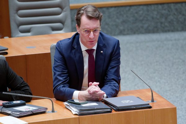 «Dieses Scheitern der Ampel muss allen Demokraten eine Mahnung und Warnung sein», so Nordrhein-Westfalens Ministerpräsident Hendrik Wüst. - © Henning Kaiser/dpa