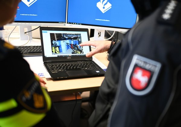 Deutsche und niederländische Ermittler haben bei Ermittlungen gegen eine mutmaßliche Drogenbande zahlreiche Objekte durchsucht. - © Lars Penning/dpa