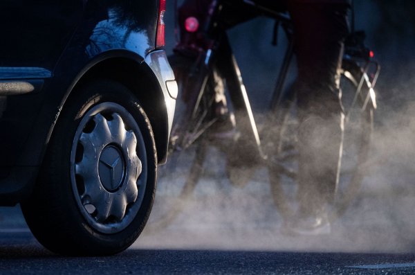 Die Regierungschefs aus Niedersachsen, Baden-Württemberg und Bayern fordern von EU-Kommissionspräsidentin Ursula von der Leyen (CDU) eine Aussetzung der neuen Strafzahlungen für besonders klimaschädliche Flotten von Autobauern. (Illustration) - © Marijan Murat/dpa