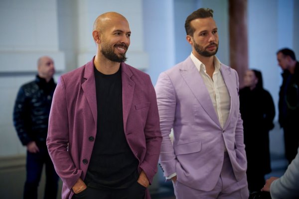 Gegen die Tate-Brüder Andrew (l.) und Tristan ist in Rumänien eine Ausreisesperre verhängt, solange dort Verfahren gegen sie laufen. (Archivbild) - © Vadim Ghirda/AP