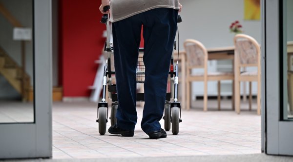 14 Prozent der Pflegebedürftigen werden vollstationär im Pflegeheim versorgt. (Symbolbild) - © Martin Schutt/dpa