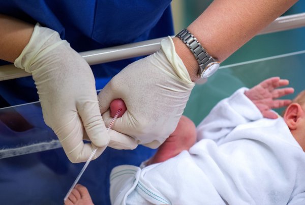 Für das Neugeborenen-Screening werden Babys ein paar Tropfen Blut entnommen, (Archivbild) - © Arno Burgi/dpa-Zentralbild/dpa-tmn