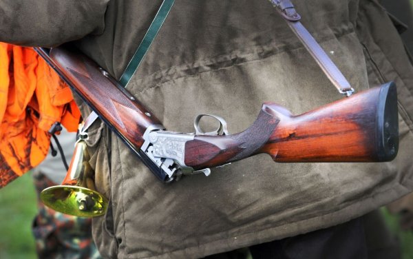 Jäger leben gefährlich - auch wenn sie meist selbst töten und nicht getötet werden. (Archivbild) - © Felix Kästle/dpa