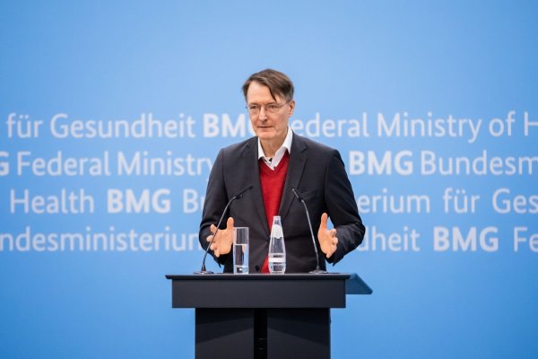 Karl Lauterbach (SPD), Bundesminister für Gesundheit hält lokale Maßnahen für richtig. - © Christoph Soeder/dpa