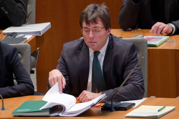 NRW-Finanzminister Marcus Optendrenk bei der Landtagssitzung. Der nordrhein-westfälische Landtag hat mit den Stimmen der schwarz-grünen Regierungsfraktionen den Rekordhaushalt für 2025 verabschiedet. - © Henning Kaiser/dpa