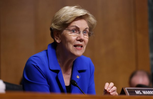 Elizabeth Warren hat ein Problem mit der Rolle von Elon Musk. (Archivbild) - © Evelyn Hockstein/Pool Reuters via AP/dpa