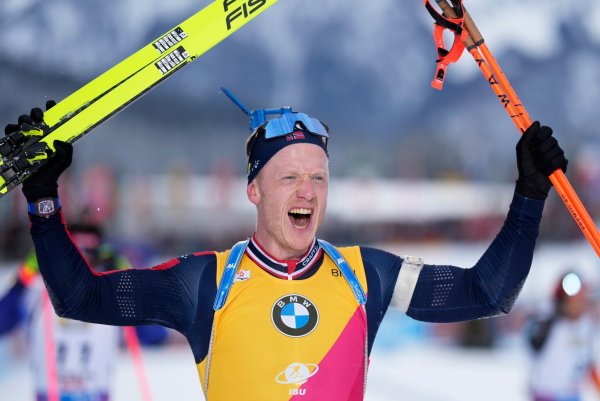 Auch Rekordweltmeister Johannes Thingnes Bö staunt über das schnelle Schießen seines jungen Teamkollegen. - © Matthias Schrader/AP/dpa