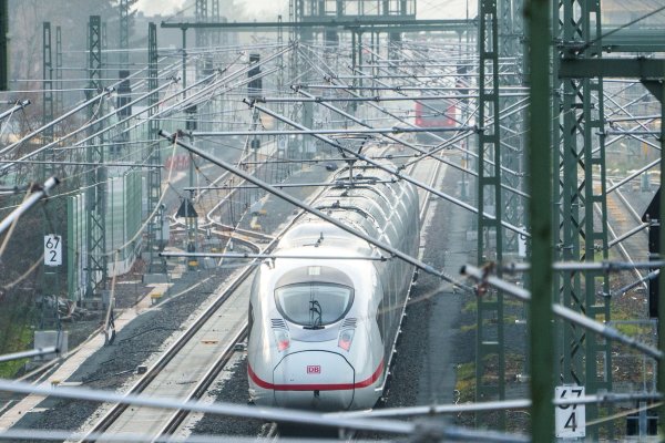 Bundestag macht den Weg für Bahn-Milliarden frei. - © Andreas Arnold/dpa