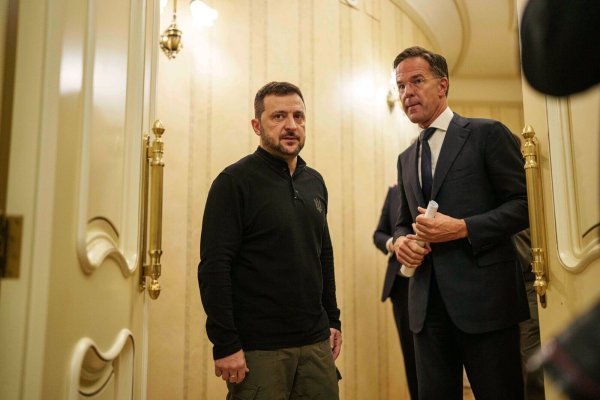 Nato-Generalsekretär Mark Rutte hat zu dem Treffen mit Selenskyj eingeladen. (Archivbild) - © Evgeniy Maloletka/AP