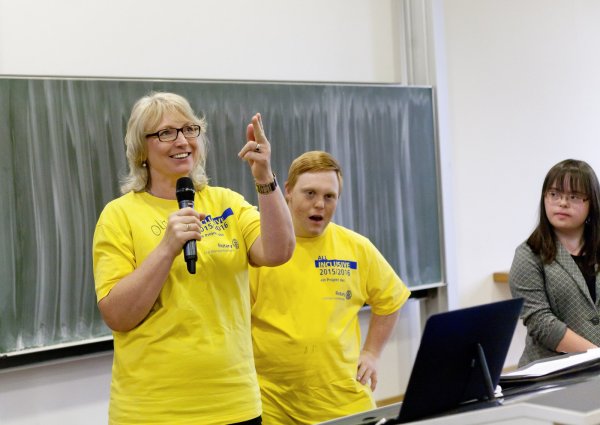 Dank an alle Freunde und Förderer des Projekts: Olga Dück, Sprecherin des Gesprächskreises Down-Syndrom, sprach in ihrer Rede über den Erfolg des Projekts. - © Laurenz Tegethoff