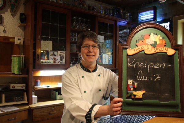 Freut sich auf die Gäste: Gastgeberin Annette Reinking lädt zum Monatsende in die „Ortmühle" zum Kneipenquiz ein - © Tobias Schneider