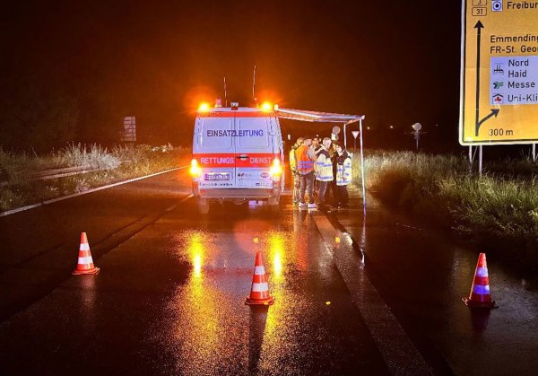 Bei dem schweren Unfall sind drei Menschen gestorben. (Foto-Handout) - © Michael Franz/DRK-Freiburg/dpa
