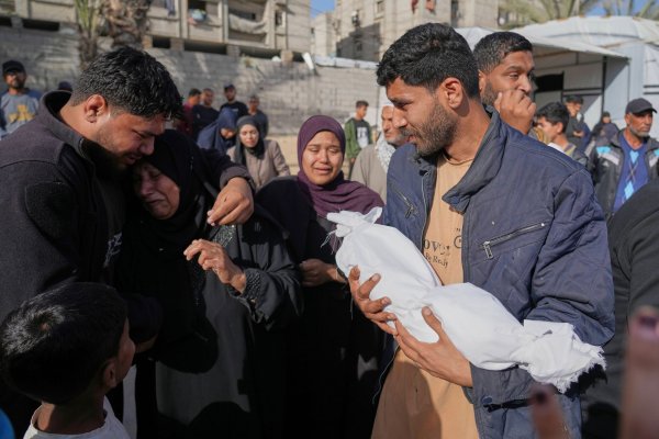 Vater mit Leiche von getötetem Kind. - © Abdel Kareem Hana/AP/dpa