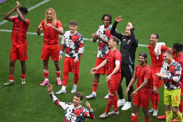 In Leipzig feierten die Bayern-Spieler noch verhalten. - © Hendrik Schmidt/dpa