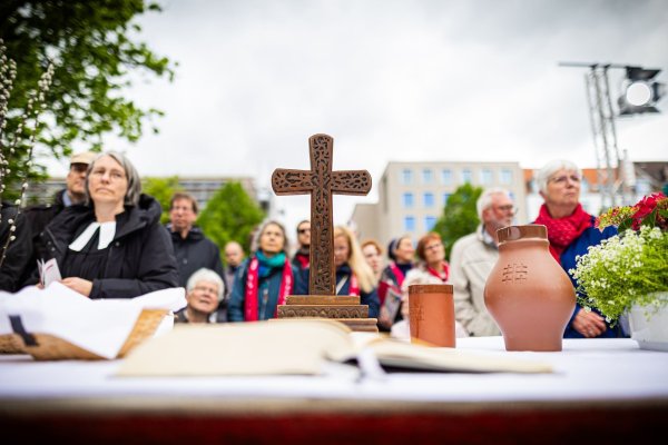 Beim Schlussgottesdienst unterstrich der Kirchentag seinen politischen Anspruch. - © Moritz Frankenberg/dpa