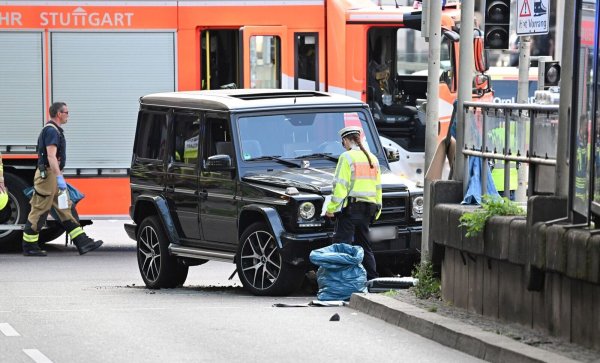 Beim Unfallauto handelt es sich um eine Mercedes-G-Klasse, einen Luxus-Geländewagen. - © Bernd Weißbrod/dpa