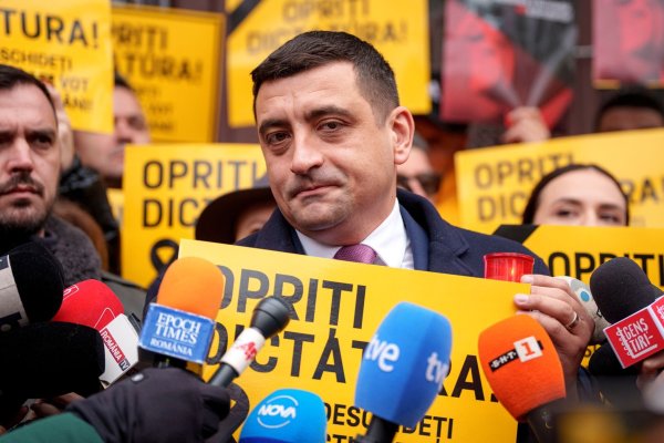 Der Rechtspopulist George Simion von der Partei AUR gilt als Favorit bei der Präsidentenwahl in Rumänien. (Archivbild) - © Andreea Alexandru/AP/dpa