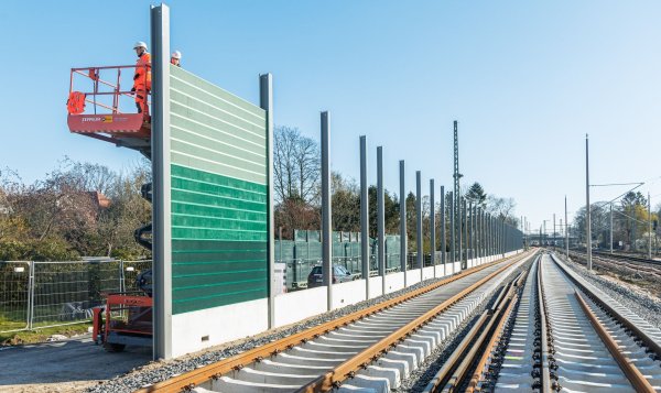 Die Bahn muss beim Lärmschutzausbau entlang der Bestandsstrecke mehr Tempo machen. (Archivbild) - © Markus Scholz/dpa