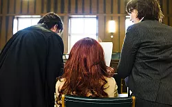 Heidi K. zwischen ihren Anwälten. - © FOTO: DPA