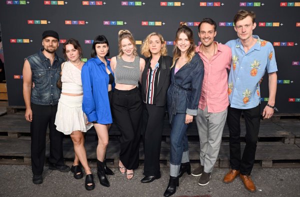 Schauspieler der Serie „Gute Freunde - der Aufstieg des FC Bayern", darunter Markus Krojer (l) Leonie Brill (6.v.l) Moritz Lehmann (2.v.r) und Paul Wellenhof beim Filmfest München. - © Felix Hörhager/dpa