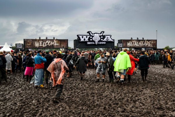 Nach vier Tagen endet das Heavy-Metal-Festival in Wacken. - © Frank Molter/dpa