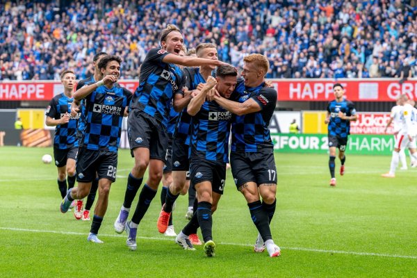 Paderborn jubelt über den ersten Treffer der neuen Saison. - © David Inderlied/dpa
