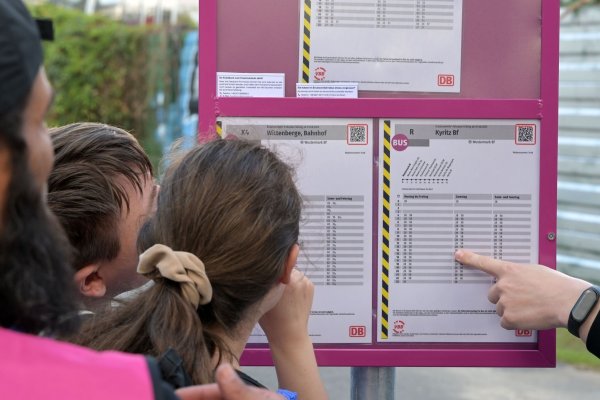 Fahrgäste informieren sich über die Abfahrtszeiten der Ersatzbusse. - © Michael Bahlo/dpa