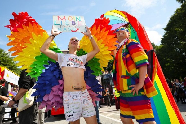 Bunt, laut und politisch: Die Pride Parade in Hamburg findet zum 45. Mal statt. - © Christian Charisius/dpa