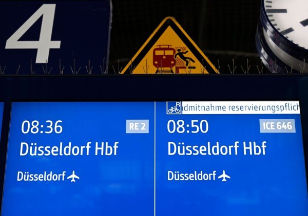 Die Deutsche Bahn hat die Strecke Duisburg-Düsseldorf in den Morgenstunden wieder freigegeben. - © Roberto Pfeil/dpa