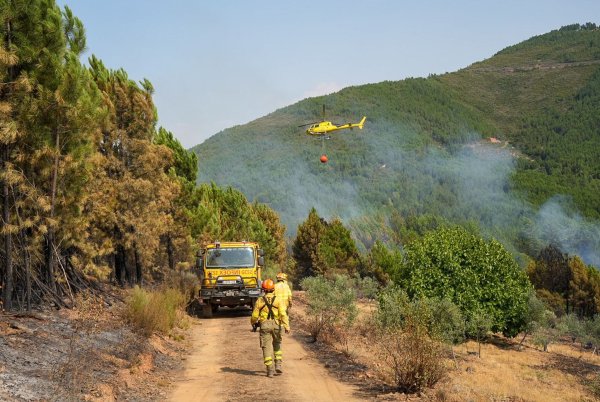In Las Hurdes in der spanischen Region Cáceres konnte ein größerer Waldbrand nach mehreren Tagen unter Kontrolle gebracht werden. - © Carlos Criado/EUROPA PRESS/dpa