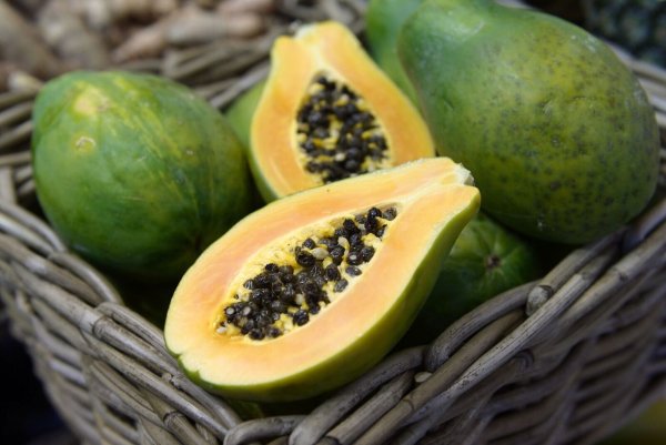 Die Kerne der Papaya haben eine pfeffrige Note - ideal zum Würzen herzhafter Gerichte. - © Andrea Warnecke/dpa-tmn