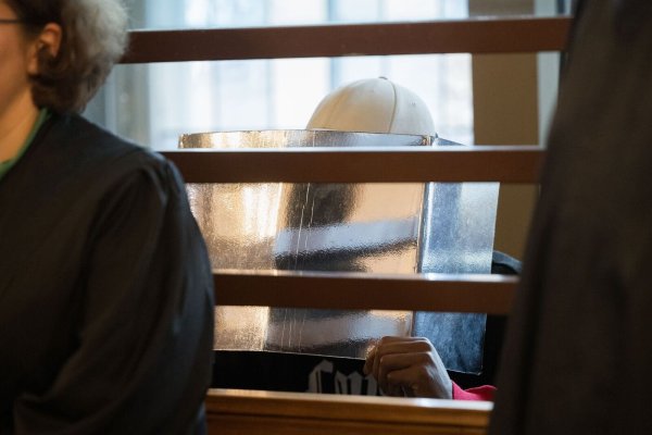 Ein Angeklagter sitzt zu Prozessbeginn wegen einer mutmaßlichen Vergewaltigung im Görlitzer Park vor dem Kriminalgericht Moabit. - © Sebastian Christoph Gollnow/dpa