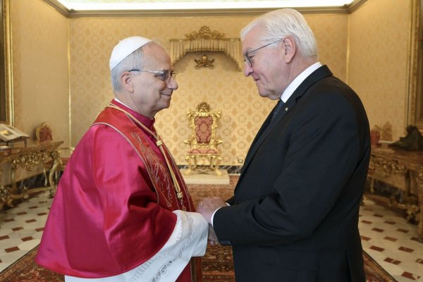 Bundespräsident Steinmeier trifft dem Papst bei Privataudienz. - © Vatican Media/IPA via ZUMA Press/dpa