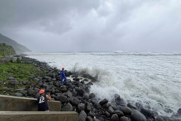 Die staatliche Wetteragentur Pagasa warnt vor lebensbedrohlichen Bedingungen. - © Justine Mark Pillie Fajardo/AP/dpa