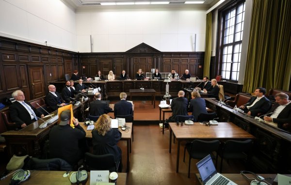 Im Prozess am Hamburger Landgericht wird der Vater der Block-Kinder befragt. - © Christian Charisius/dpa-Pool/dpa