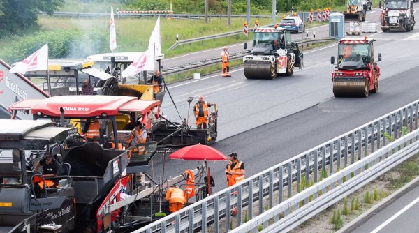 Für die Erneuerung der Fahrbahn muss die A44 für mehrere Tage gesperrt werden. (Symbolbild) - © Julian Stratenschulte/dpa