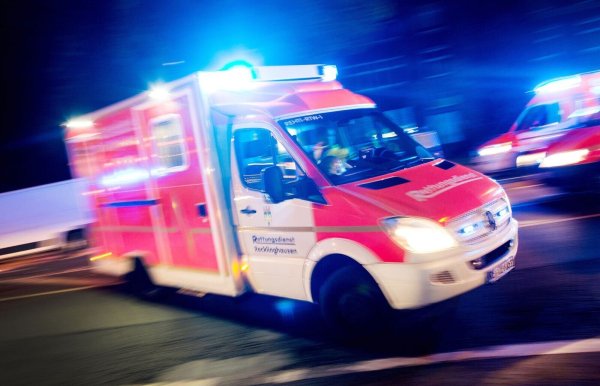 Bei dem Unfall wurden im Auto die 72 Jahre alte Beifahrerin und ein vier Jahre altes Kind schwer verletzt. (Symbolbild) - © picture alliance / Marcel Kusch/dpa