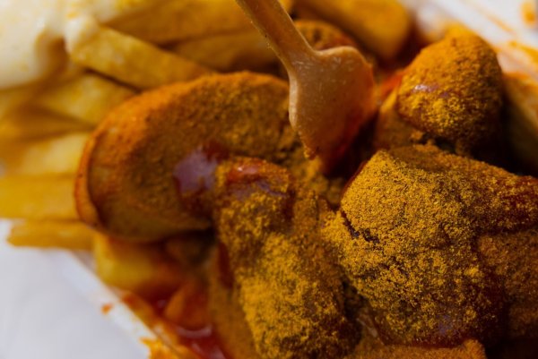 Wurst, Tomatensauce, englisches Curry: In «Peter Pomm\\\'s Pusztetten-Stube» wird Currywurst immer noch genauso zubereitet wie vor fast 90 Jahren. - © Rolf Vennenbernd/dpa