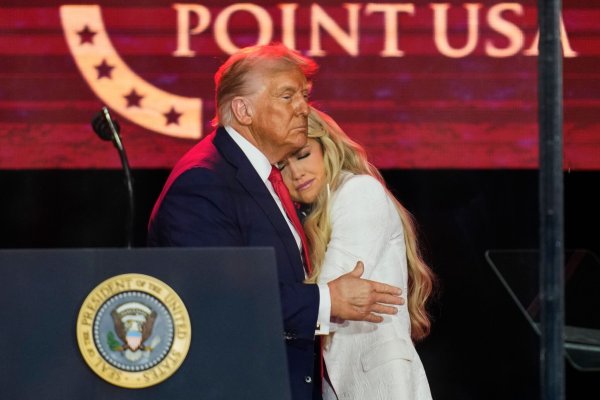 Donald Trump betrat nach Erika Kirk die Bühne. Am Ende nahm er sie in den Arm. - © John Locher/AP/dpa