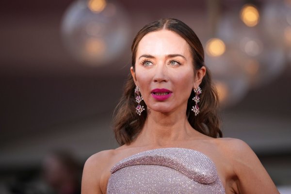Emily Blunt spielt in «The Smashing Machine» die Freundin des Protagonisten Mark Kerr. (Archivbild) - © Alessandra Tarantino/Invision/AP/dpa