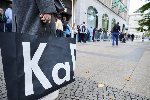 Im KaDeWe gibt es jetzt auch die Hype-Puppe Labubu zu kaufen. - © Annette Riedl/dpa