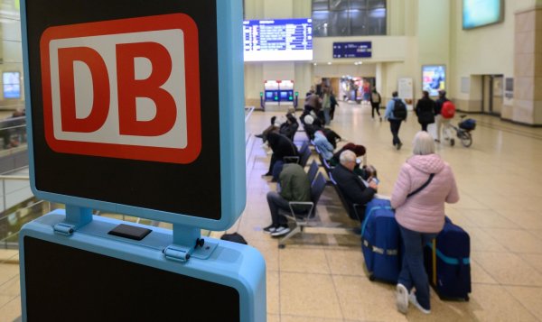 Reisende warteten am Morgen am Hauptbahnhof in Hannover. - © Julian Stratenschulte/dpa