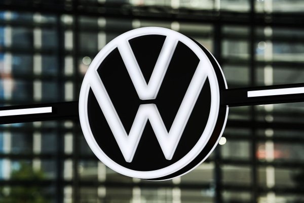 VW-Papiere sinken nach neuen Milliardenbelastungen im Konzern stark - © Swen Pförtner/dpa