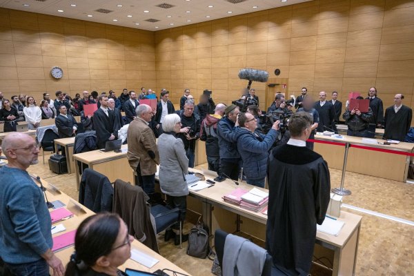 Zum Auftakt war der Medienandrang im Landgericht Bielefeld im Fall um eine mutmaßliche Vergewaltigung vor einem Club in Herford groß. Jetzt gibt es eine Wende. (Archivbild) - © Guido Kirchner/dpa