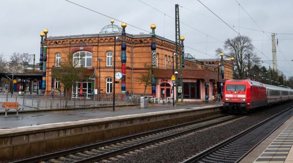 Warum die Oberleitung in Uelzen kaputt gegangen ist, war zunächst unklar. Ein umgefallener Baum soll es nicht gewesen sein, sagte eine Bahnsprecherin. - © Philipp Schulze/dpa