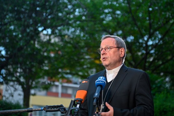Der Vorsitzende der Deutschen Bischofskonferenz, Georg Bätzing, sieht keinen Widerspruch zwischen dem Reformweg der deutschen Katholiken und jüngsten Äußerungen des Papstes (Archivbild). - © Klaus-Dietmar Gabbert/dpa