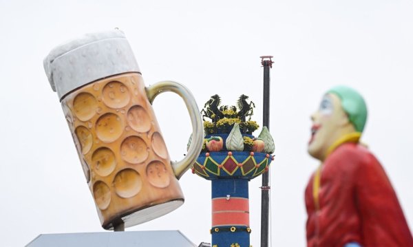 Am Freitag startet auf dem Cannstatter Wasen das zweitgrößte Volksfest Deutschlands. - © Bernd Weißbrod/dpa