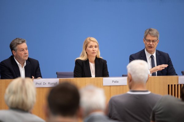Sie wollten Zuversicht verbreiten, doch der Neustart ist erst einmal ausgebremst worden. Die Eisenbahn- und Verkehrsgewerkschaft wehrt sich gegen die Berufung von Dirk Rompf (l) als Infrastruktur-Chef. - © Andreas Gora/dpa