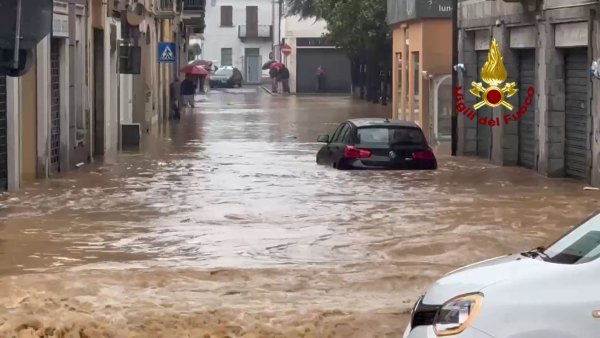 In der Stadt Cabiate zwischen Mailand und dem Comer See fließt das Wasser kniehoch durch die Straßen. - © -/Vigili del Fuoco/dpa