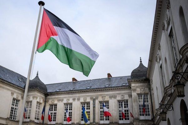 Einige französische Kommunen haben die palästinensische Flagge gehisst. - © Loic Venance/AFP/dpa